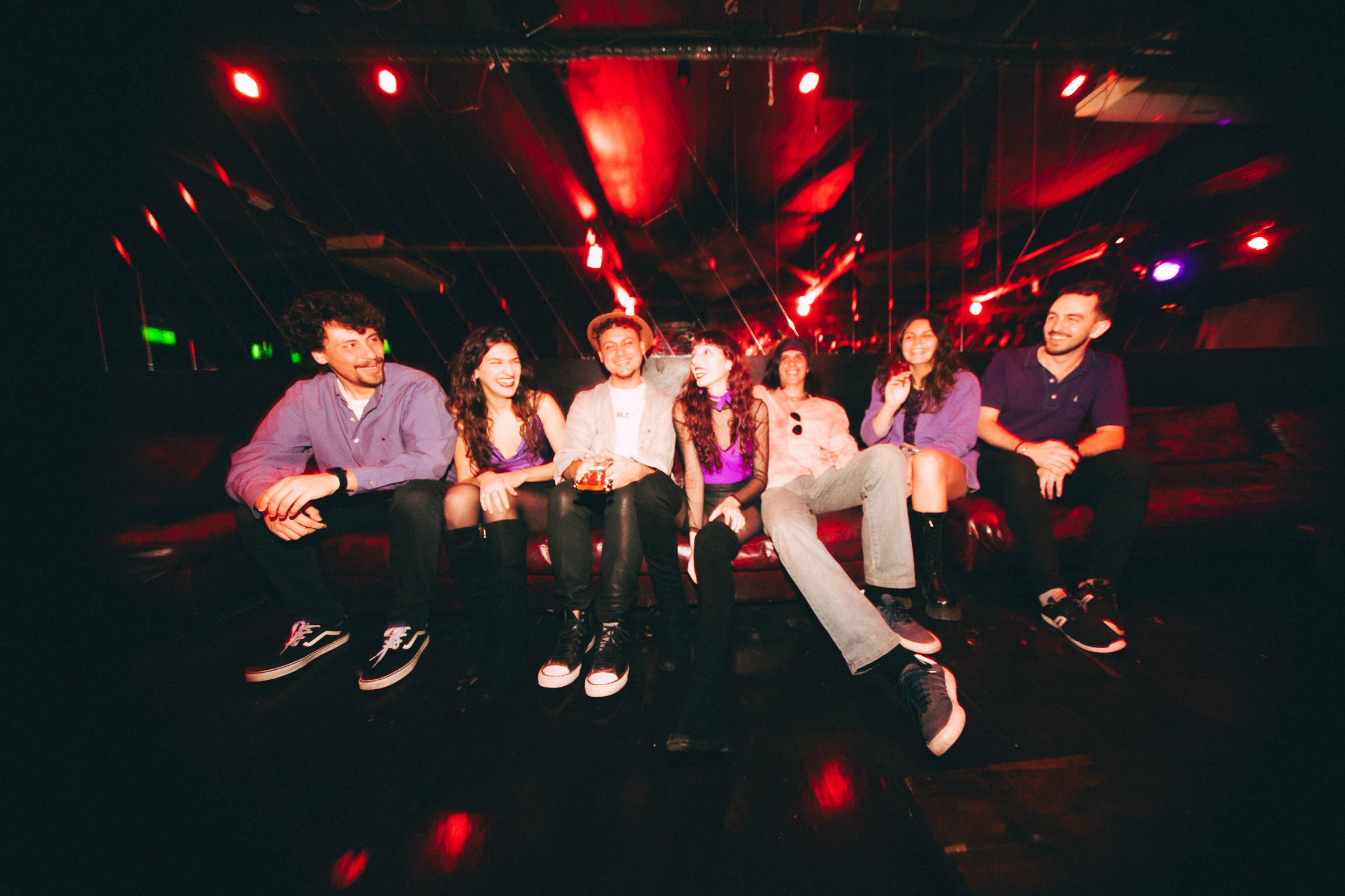 Foto de Rodri, Maqui, Facu, Ludmi, Lauti, Tiara y Pome sentados en un sillón riéndose antes de un show