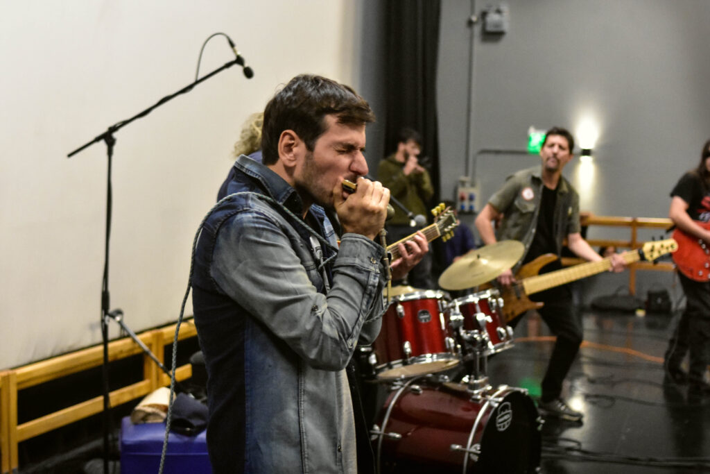 Leandro Chiussi tocando la armónica
